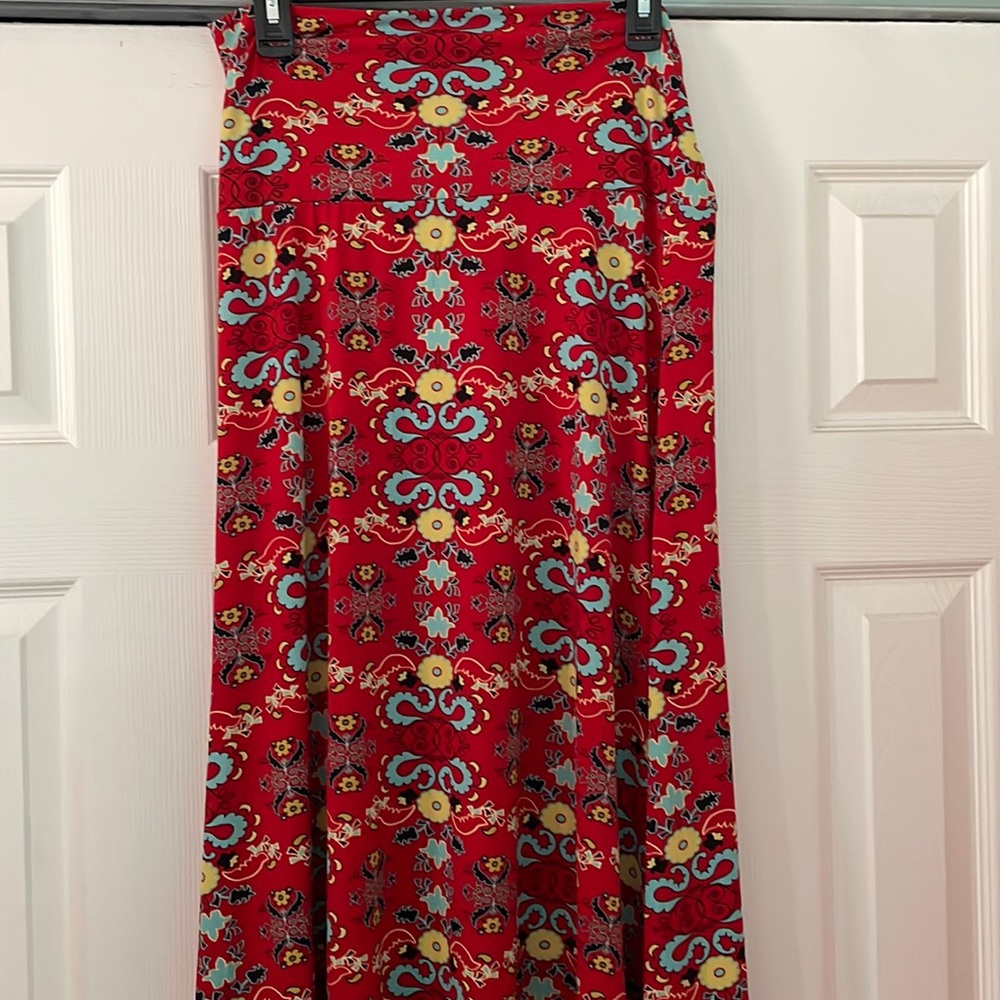 A LuLaRoe M maxi skirt . 96% poly 4% spandex . Red print. Excellent shape .
